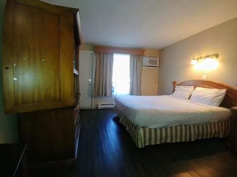 Standard Room, 1 King Bed | Premium bedding, desk, free WiFi, wheelchair access