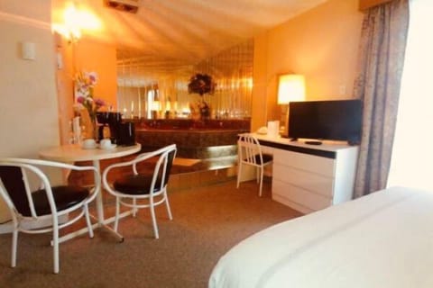 Deluxe Suite, Multiple Beds, Jetted Tub (Fireplace) | Premium bedding, desk, free WiFi, wheelchair access