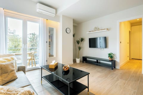 Apartment, 1 Double Bed, Kitchen, City View | Living room | 46-inch Smart TV with digital channels, streaming services