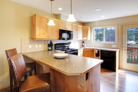 Premium Townhome, 3 Bedrooms, Mountain View | Private kitchen | Fridge, microwave, oven, stovetop