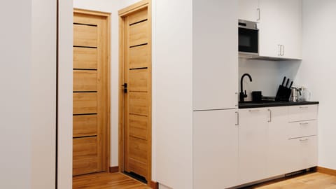 Apartment (1 A) | Private kitchen | Fridge, stovetop, electric kettle, cookware/dishes/utensils