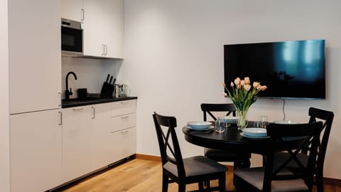 Apartment (1 A) | Private kitchen | Fridge, stovetop, electric kettle, cookware/dishes/utensils