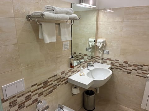 Deluxe room | Bathroom | Shower, hair dryer, towels, soap