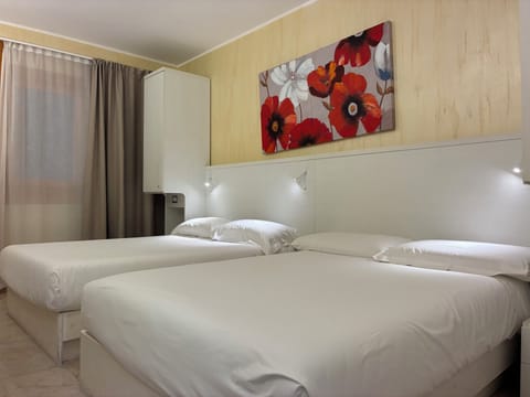 Deluxe Quadruple Room | Desk, free WiFi