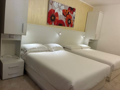 Deluxe Quadruple Room | Desk, free WiFi
