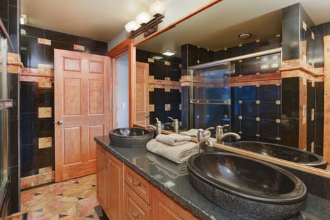 Executive Suite, 1 Bedroom, Marina View, Oceanfront | Bathroom | Free toiletries, hair dryer, towels, soap