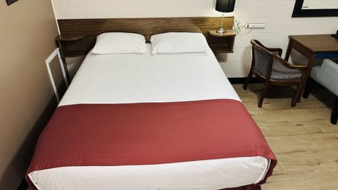 Room, 1 Queen Bed, Non Smoking | Desk, iron/ironing board, free WiFi, bed sheets