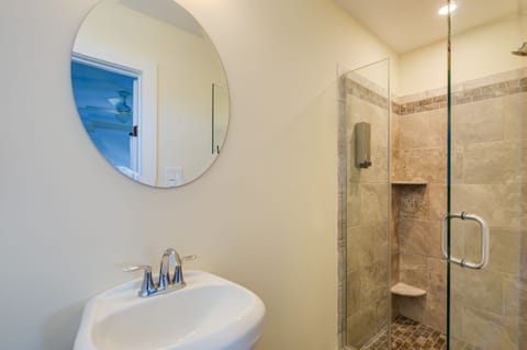 Standard Room, 1 Queen Bed (Upstairs) | Bathroom | Combined shower/tub, hair dryer