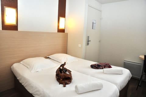 Triple Room | Desk, soundproofing, free cribs/infant beds, free WiFi