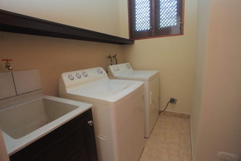 Deluxe Apartment, 2 Bedrooms, Pool View | Laundry room