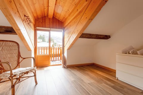 Cozy bedroom 3: double bed, cotton percale sheets for added comfort with a view of the hamlet. (3)