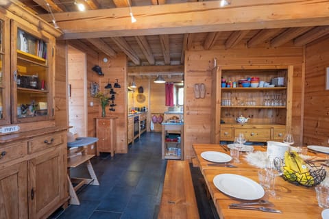 Spacious, friendly dining room, ideal for warm group meals. (4)