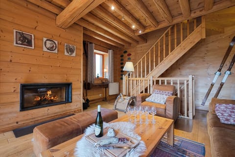 Warm living room with large fireplace, breathtaking view of the mountains and authentic decoration. (1)