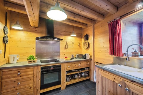 Fully equipped professional kitchen, ready to meet all your culinary needs. (2)