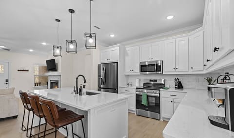 Beautiful fully stocked kitchen!