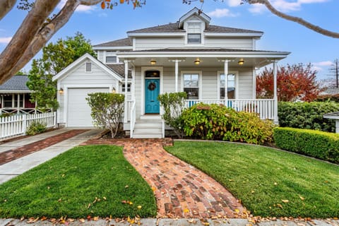 1877 Victorian cottage steps away from Sonoma Plaza