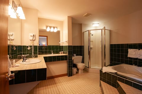 Standard Suite, 1 Queen Bed, Jetted Tub | Bathroom | Combined shower/tub, free toiletries, hair dryer, towels