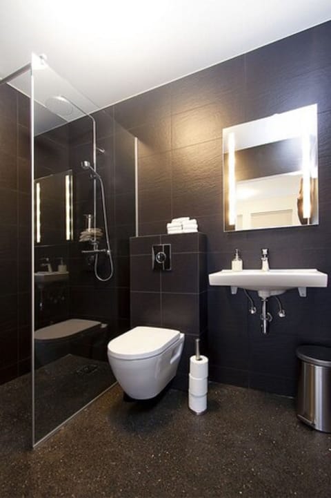 Family Room, Private Bathroom | Bathroom | Shower, free toiletries, hair dryer, towels