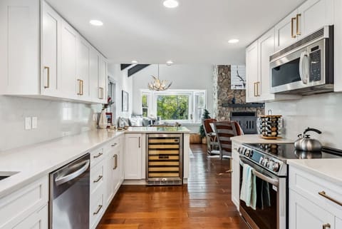 Beautifully updated, fully stocked chef's kitchen