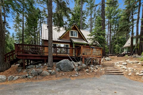 Front view of cabin with large circular driveway that can accommodate up to 4 vehicles