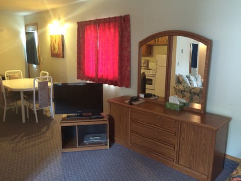 Deluxe Cabin, 2 Queen Beds, Kitchenette | Desk, free WiFi