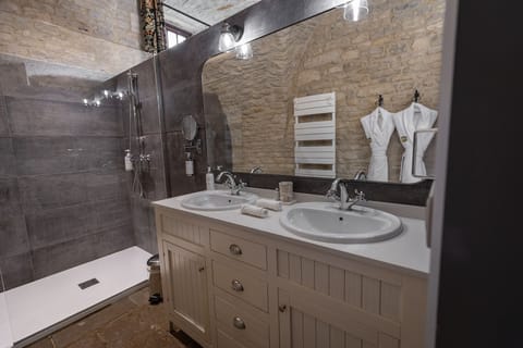 Deluxe Double Room, 1 Queen Bed | Bathroom | Hair dryer, bathrobes, slippers, towels