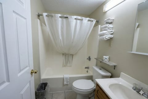 Shower, free toiletries, towels