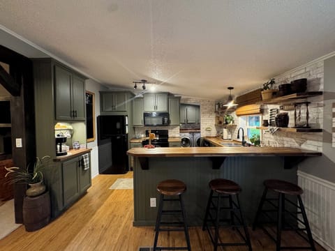 Kitchen w/ Breakfast Bar