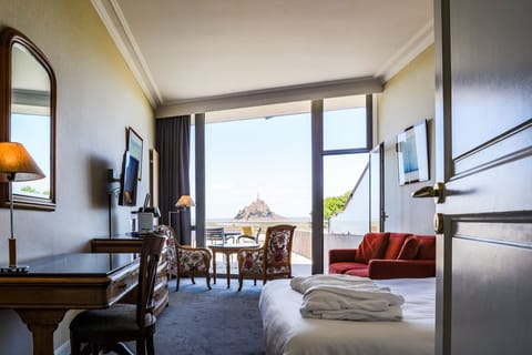 Signature Room with Mountain View | Premium bedding, minibar, in-room safe, desk