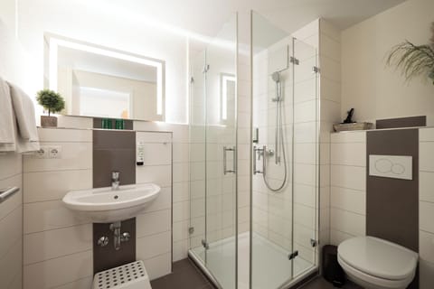 Comfort Single Room | Bathroom | Shower, hair dryer, towels, soap