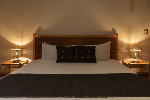 Classic Room, 1 King Bed | Premium bedding, in-room safe, iron/ironing board, free WiFi