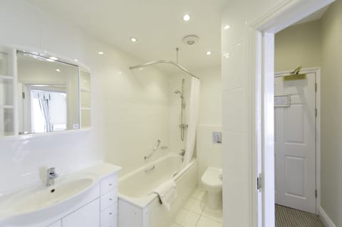 Combined shower/tub, deep soaking tub, free toiletries, hair dryer