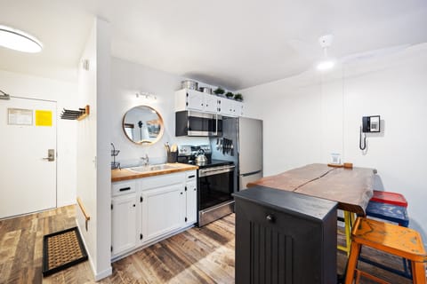 Condo, 1 Bedroom | Private kitchen | Fridge, oven, coffee/tea maker