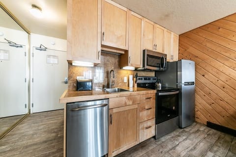 Studio, 1 Bedroom | Private kitchen | Fridge, oven, coffee/tea maker, toaster