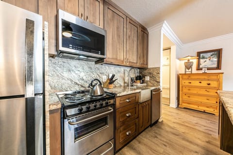 Studio | Private kitchen | Fridge, oven, coffee/tea maker