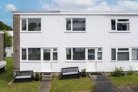 Short walk from beach, parking