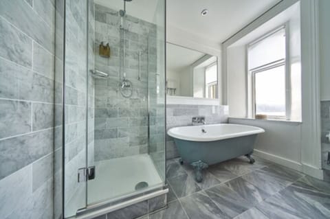 Bay View Junior Suite | Bathroom | Combined shower/tub, eco-friendly toiletries, hair dryer, towels