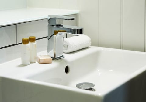 Petite Double Room | Bathroom | Combined shower/tub, eco-friendly toiletries, hair dryer, towels