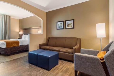 Suite, 1 King Bed, Non Smoking | In-room safe, desk, blackout drapes, iron/ironing board