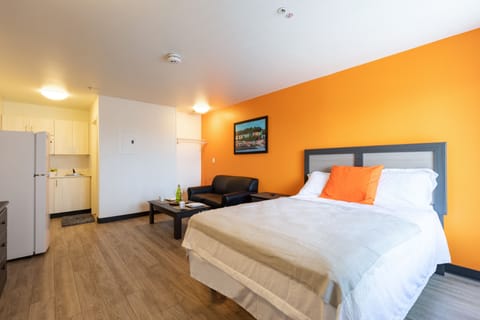 Studio, 1 Queen Bed | Desk, free WiFi, bed sheets, wheelchair access