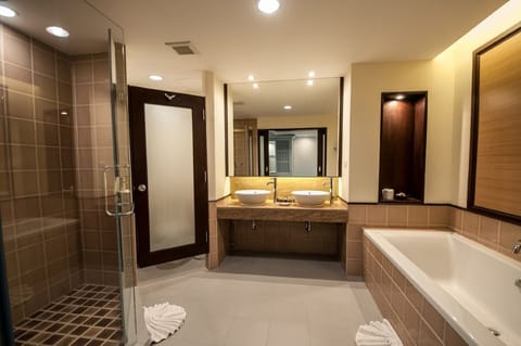 Junior Suite | Bathroom | Shower, hair dryer, towels