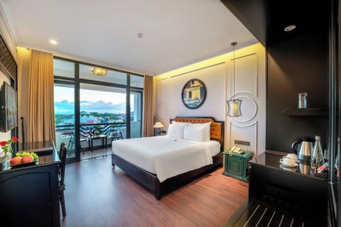 Deluxe Room, 1 King Bed, Balcony, City View | Minibar, in-room safe, desk, laptop workspace