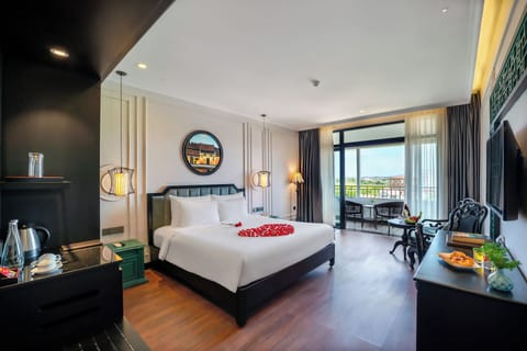 Executive Room, 1 King Bed, Balcony (Rice Field View) | Minibar, in-room safe, desk, laptop workspace