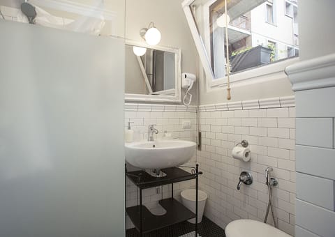 Single Room, Ensuite | Bathroom | Shower, hair dryer, towels