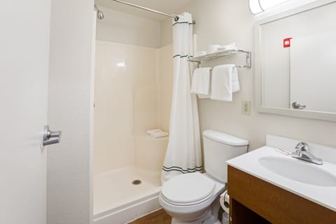 Combined shower/tub, towels