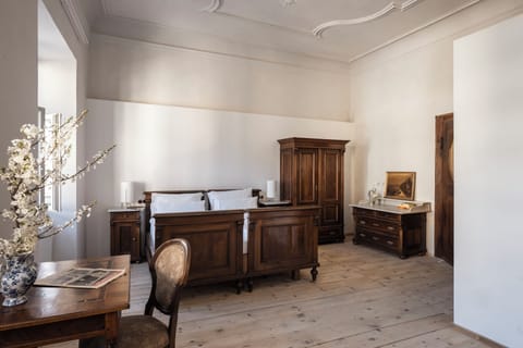 Deluxe Studio, Mountain View | Individually decorated, individually furnished, laptop workspace