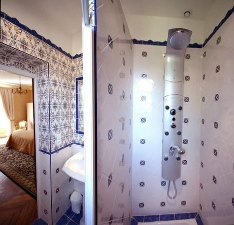 Deluxe Double or Twin Room, Lake View | Bathroom | Shower