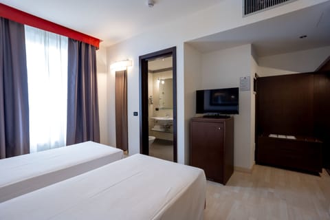 Classic Twin Room | 1 bedroom, premium bedding, down comforters, minibar