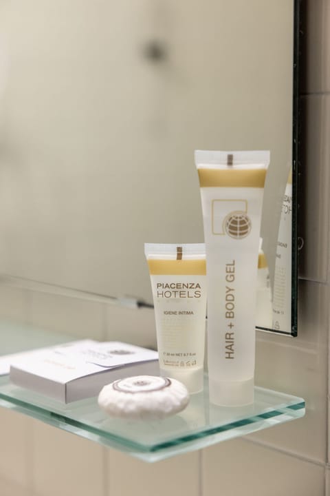 Shower, free toiletries, hair dryer, bidet