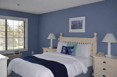 Traditional Room, 1 King Bed, Pool View | Premium bedding, Tempur-Pedic beds, in-room safe, individually decorated